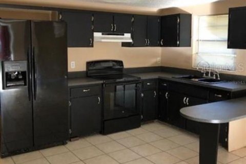 House in Wildwood, Florida 3 bedrooms, 109.25 sq.m. № 1915972 - photo 2