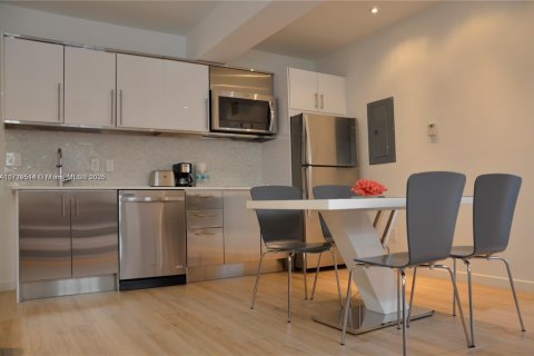 Купить кондоминиум в Майами-Бич, Флорида 1 спальня, 39.76м2, № 1984984 - фото 1