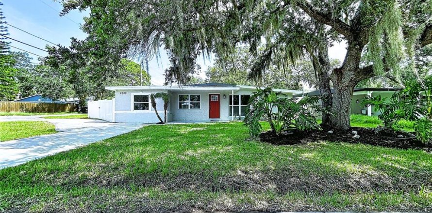 House in New Port Richey, Florida 3 bedrooms, 119.29 sq.m. № 2258381
