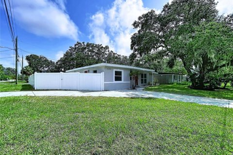 House in New Port Richey, Florida 3 bedrooms, 119.29 sq.m. № 2258381 - photo 2