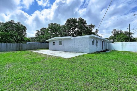 House in New Port Richey, Florida 3 bedrooms, 119.29 sq.m. № 2258381 - photo 3