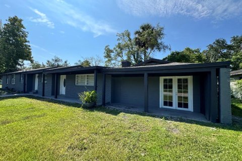 Commercial property in Sanford, Florida 6 bedrooms, 176.98 sq.m. № 2359329