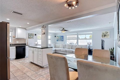 House in New Port Richey, Florida 3 bedrooms, 121.7 sq.m. № 1882818 - photo 21