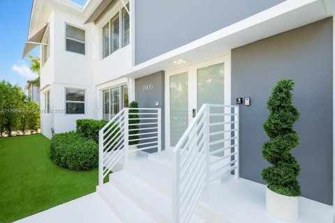Commercial property in Miami Beach, Florida № 2088830