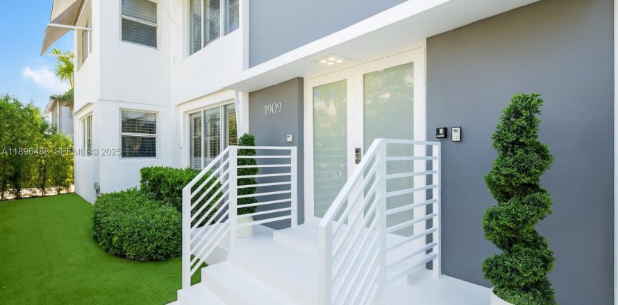 Commercial property in Miami Beach, Florida № 2088830