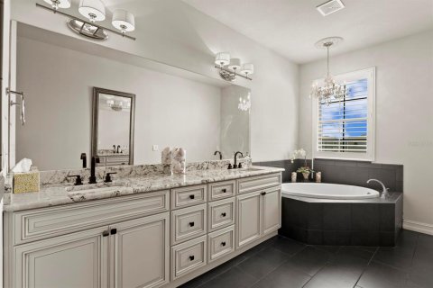 Townhouse in Tampa, Florida 4 bedrooms, 262.36 sq.m. № 2220479 - photo 13