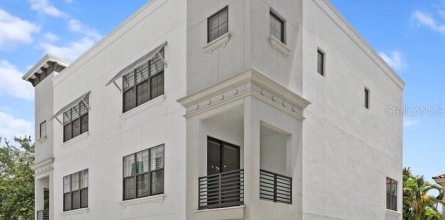 Townhouse in Tampa, Florida 4 bedrooms, 262.36 sq.m. № 2220479
