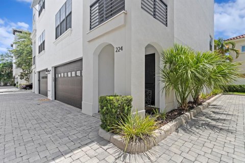 Townhouse in Tampa, Florida 4 bedrooms, 262.36 sq.m. № 2220479 - photo 2