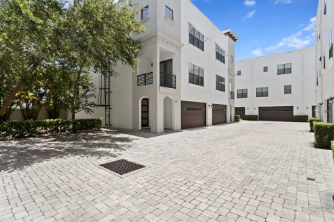 Townhouse in Tampa, Florida 4 bedrooms, 262.36 sq.m. № 2220479 - photo 28
