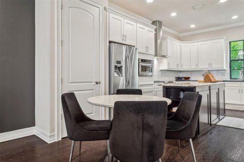 Townhouse in Tampa, Florida 4 bedrooms, 262.36 sq.m. № 2220479 - photo 7