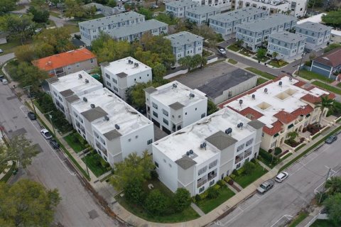 Townhouse in Tampa, Florida 4 bedrooms, 262.36 sq.m. № 2220479 - photo 30