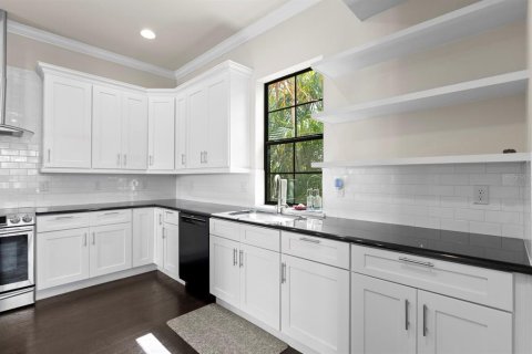 Townhouse in Tampa, Florida 4 bedrooms, 262.36 sq.m. № 2220479 - photo 9