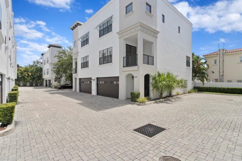 Townhouse in Tampa, Florida 4 bedrooms, 262.36 sq.m. № 2220479 - photo 29