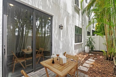Townhouse in Tampa, Florida 4 bedrooms, 262.36 sq.m. № 2220479 - photo 18