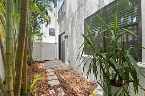 Townhouse in Tampa, Florida 4 bedrooms, 262.36 sq.m. № 2220479 - photo 19