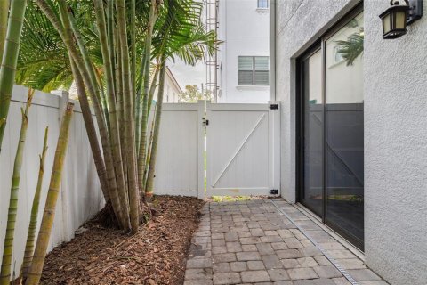 Townhouse in Tampa, Florida 4 bedrooms, 262.36 sq.m. № 2220479 - photo 20