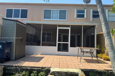 Townhouse in Hialeah, Florida 4 bedrooms, 147.25 sq.m. № 2407238 - photo 8