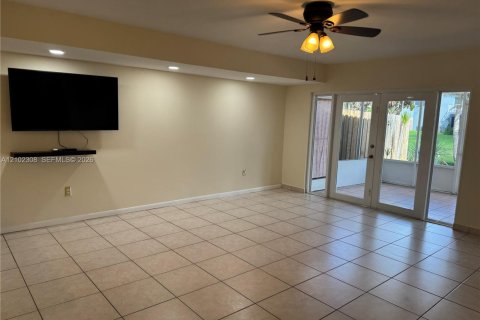 Townhouse in Hialeah, Florida 4 bedrooms, 147.25 sq.m. № 2407238 - photo 5