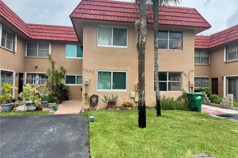 Townhouse in Hialeah, Florida 4 bedrooms, 147.25 sq.m. № 2407238