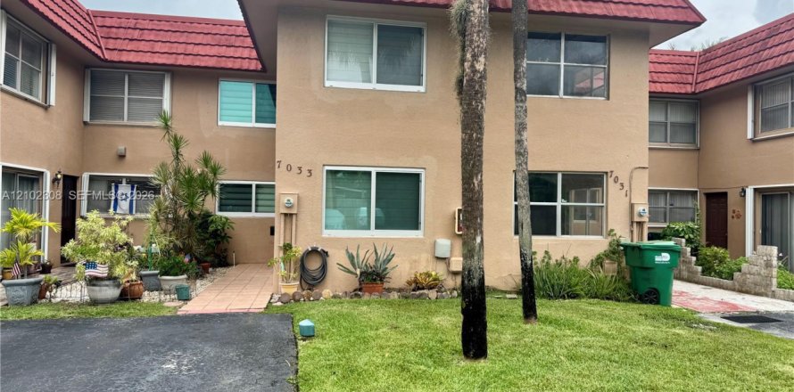 Townhouse in Hialeah, Florida 4 bedrooms, 147.25 sq.m. № 2407238