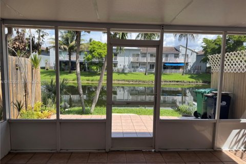 Townhouse in Hialeah, Florida 4 bedrooms, 147.25 sq.m. № 2407238 - photo 6