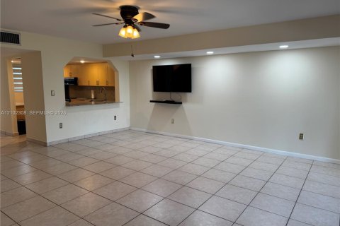 Townhouse in Hialeah, Florida 4 bedrooms, 147.25 sq.m. № 2407238 - photo 3