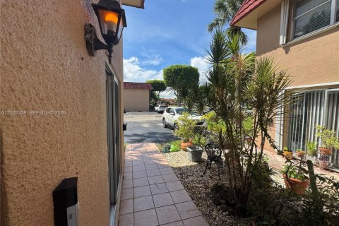 Townhouse in Hialeah, Florida 4 bedrooms, 147.25 sq.m. № 2407238 - photo 2