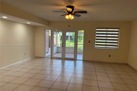 Townhouse in Hialeah, Florida 4 bedrooms, 147.25 sq.m. № 2407238 - photo 4