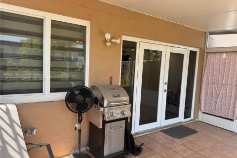 Townhouse in Hialeah, Florida 4 bedrooms, 147.25 sq.m. № 2407238 - photo 7