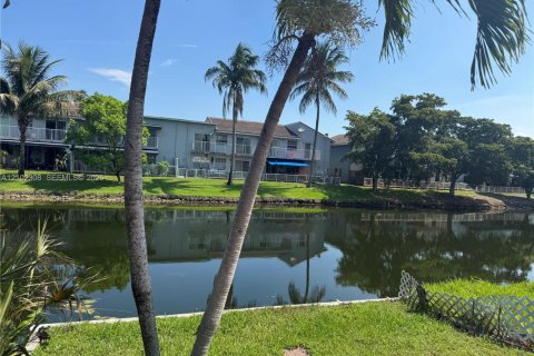 Townhouse in Hialeah, Florida 4 bedrooms, 147.25 sq.m. № 2407238 - photo 9