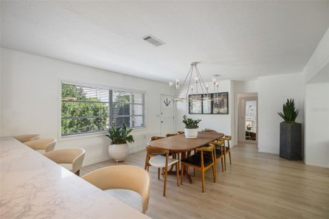 Villa ou maison à vendre à Sarasota, Floride: 2 chambres, 135.27 m2 № 2396527 - photo 8