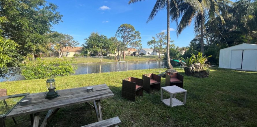 House in Boca Raton, Florida 4 bedrooms, 180.23 sq.m. № 1038125