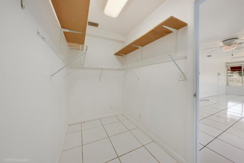 Apartment in Fort Lauderdale, Florida 2 bedrooms, 304.72 sq.m. № 2382349 - photo 10