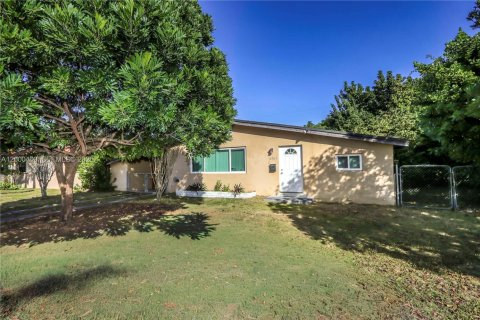 Villa ou maison à louer à Homestead, Floride: 3 chambres, 99.87 m2 № 2170155 - photo 13