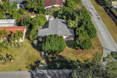 Villa ou maison à louer à Homestead, Floride: 3 chambres, 99.87 m2 № 2170155 - photo 2