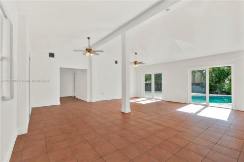 House in Miami, Florida 4 bedrooms, 199.83 sq.m. № 1818264 - photo 6