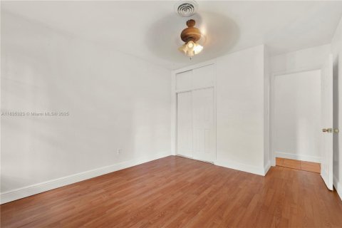 House in Miami, Florida 4 bedrooms, 199.83 sq.m. № 1818264 - photo 27