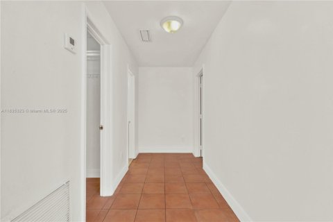 House in Miami, Florida 4 bedrooms, 199.83 sq.m. № 1818264 - photo 17
