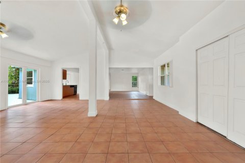 House in Miami, Florida 4 bedrooms, 199.83 sq.m. № 1818264 - photo 21