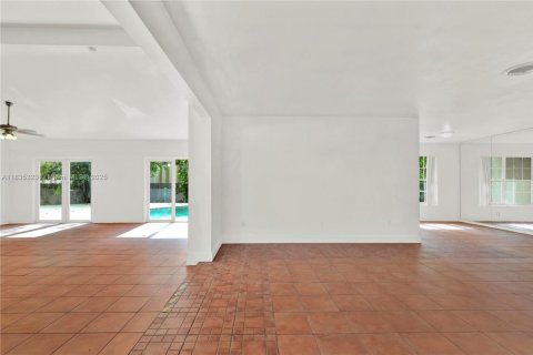 House in Miami, Florida 4 bedrooms, 199.83 sq.m. № 1818264 - photo 4