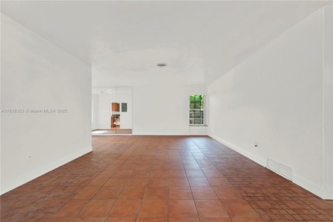 House in Miami, Florida 4 bedrooms, 199.83 sq.m. № 1818264 - photo 7