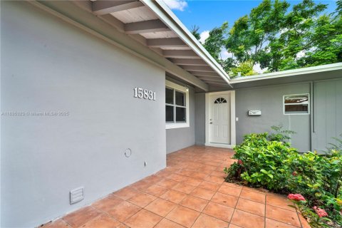 House in Miami, Florida 4 bedrooms, 199.83 sq.m. № 1818264 - photo 2