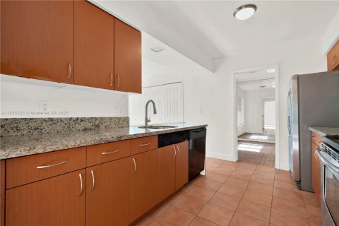 House in Miami, Florida 4 bedrooms, 199.83 sq.m. № 1818264 - photo 12