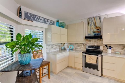 Condo in Sarasota, Florida, 2 bedrooms  № 1612820 - photo 2