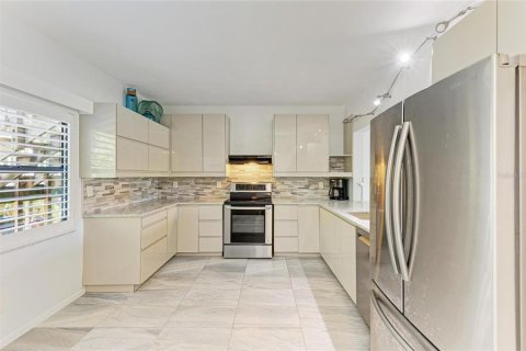 Condo in Sarasota, Florida, 2 bedrooms  № 1612820 - photo 18