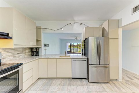 Condo in Sarasota, Florida, 2 bedrooms  № 1612820 - photo 4
