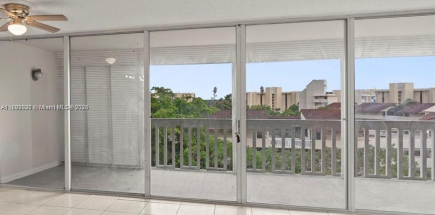 Кондоминиум с 2 спальнями в Лодерхилл, Флорида № 1952173