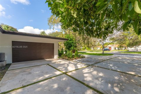 House in Pinecrest, Florida 4 bedrooms, 264.49 sq.m. № 1994690 - photo 5