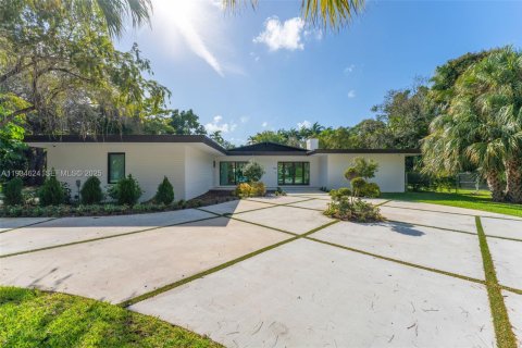 House in Pinecrest, Florida 4 bedrooms, 264.49 sq.m. № 1994690 - photo 3
