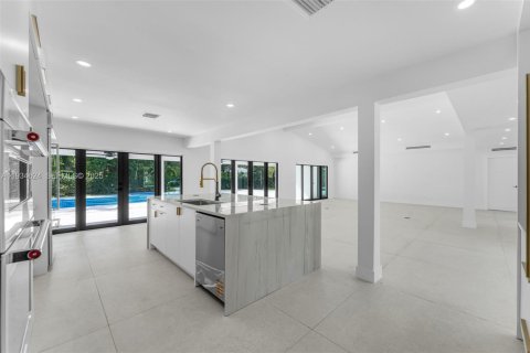 House in Pinecrest, Florida 4 bedrooms, 264.49 sq.m. № 1994690 - photo 7